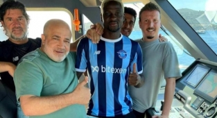 Akintola imzayı attı