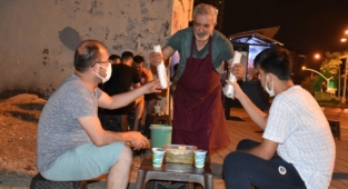Yarım asırdır sadece geceleri döner satıyor