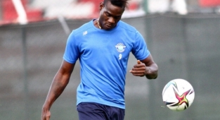 Balotelli golle başladı