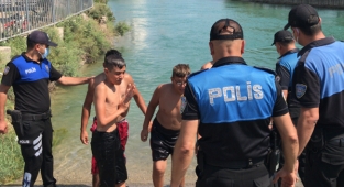 Boğulmaları önlemek için yüzenleri havuzla buluşturdu
