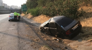 Devrilen otomobilin sürücüsü yaralandı