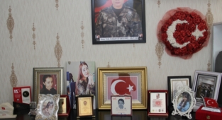 Şehit komiser yardımcısının ailesinin evlat acısı dinmiyor