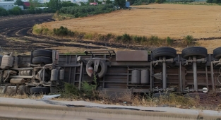 Kamyon ile tır çarpıştı: 1 ölü, 2 yaralı