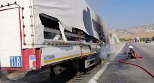 Mersin'de seyir halindeki tırda yangın çıktı