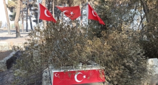 Mezarlıkta şehit kabri ve Türk bayrakları zarar görmedi