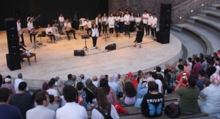 Osmaniye'de öğrenciler açık hava konseri düzenledi