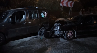 Otomobil ticari araca çarptı: 7 yaralı