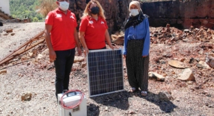 Afetzedelere güneş paneli sistemi dağıtılıyor