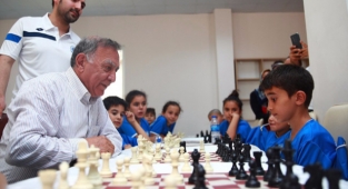 Akay, şampiyon satranççıları kutladı