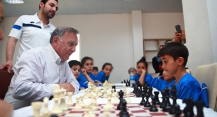 Akay şampiyon satranççıları kutladı