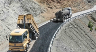 Asfalt hamlesi kırsal ve merkez ilçelerde sürüyor