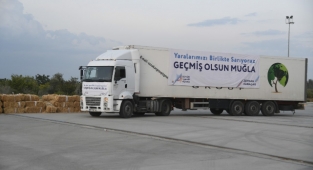 Büyükşehir’den kurtarma ekibi ve yardım tırı