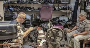 60 yıldır ilk günkü heyecanla ayakkabı tamir ediyor