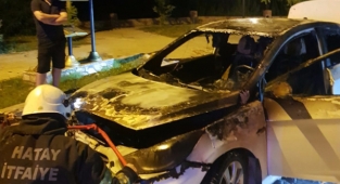 Hatay’da seyir halindeki otomobil yandı