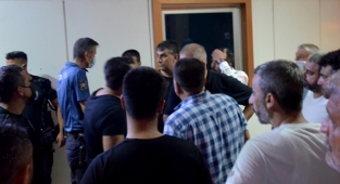 Kovid-19 hastasının yakınları 3 sağlık çalışanını darbetti
