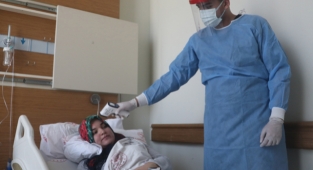 Kovid-19 tedavisi görenler aşı olmayı erteledikleri için pişman