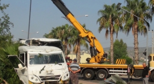 Mersin'de yolcu otobüsü devrildi: 33 yaralı