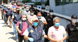 Operasyonda gözaltına alınan 17 zanlı adliyeye sevk edildi.