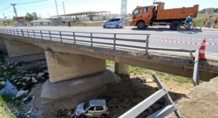 Otomobil köprüden uçtu