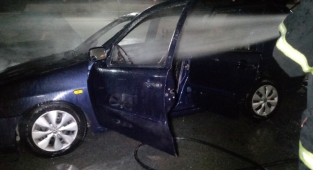 Otoparkında yanan otomobil kullanılmaz hale geldi