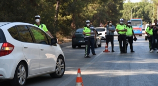 Polis ekipleri orman yangınlarına karşı duyarlı olmaları için uyardı