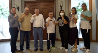 Şampiyon sporculardan Akay’a ziyaret