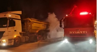 Seyir halindeki tırın lastikleri alev aldı