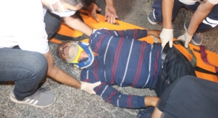 BIÇAKLADI, ARAÇ ÇARPINCA YAKALANDI