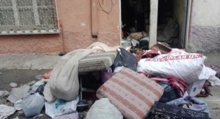 Adana'da bir evden 9 kamyon çöp çıkarıldı