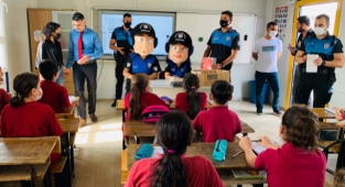 Polislerden okul kütüphanesine 500 kitap bağışı