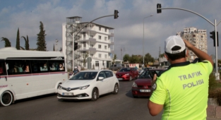 Adana'da trafik ekipleri okul çevrelerinde uygulama yaptı