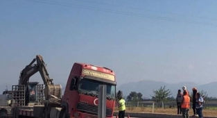 Adana'da yoldaki göçüğe düşen tır trafiği aksattı