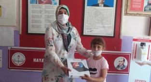 Yangından etkilenen öğrencilere tablet dağıtıldı