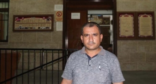 Camiden ayakkabı hırsızlığı güvenlik kamerasına yansıdı