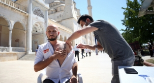 Cuma namazı öncesi ve sonrası vatandaşlara Kovid-19 aşısı yapıldı