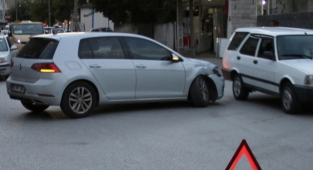 Hatay'da minibüsle otomobil çarpıştı: 1 yaralı