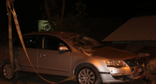 Hatay'da otomobil evin çatısına düştü: 2 yaralı