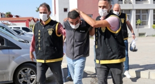 Kaçırdıkları kişinin eşinden fidye isteyen iki zanlı tutuklandı