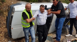 Kozan'da otomobil takla attı: 2 yaralı