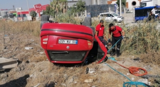 Mersin’de devrilen otomobilin sürücüsü yaralandı
