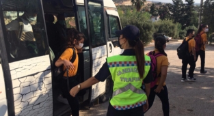 Mersin'de jandarma ekipleri okul servis araçlarını denetledi