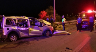 Osmaniye'de hafif ticari araç tıra çarptı: 2 ölü, 5 yaralı