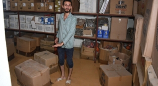 Patlayan su borusu nedeniyle bazı ev ve iş yerlerini su bastı