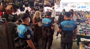 Polisi vatandaşları çeşitli konularda bilgilendirdi