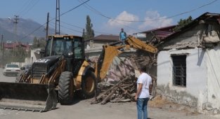 Pozantı'da metruk binaların yıkımı sürüyor