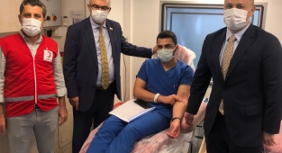 SAĞLIKÇILAR KIZILAY’A KAN BAĞIŞLADI