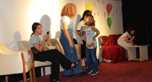 Tiyatro kursunu bitiren çocuklar oyunla mezun oldu