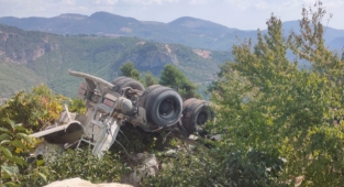 Uçuruma devrilen beton mikserinin sürücüsü öldü