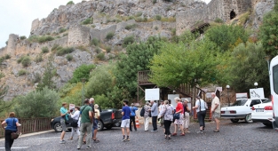 Yabancı turistler Kozan’a gelmeye devam ediyor