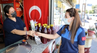 Zabıtadan esnafa gül ikramı